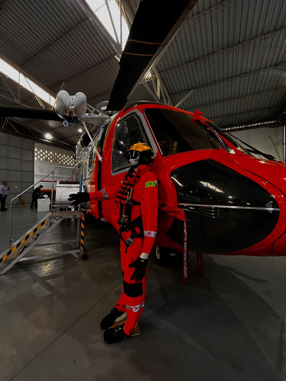 Profissional de resgate ao lado de helicóptero S-92 em operação MEDVAC